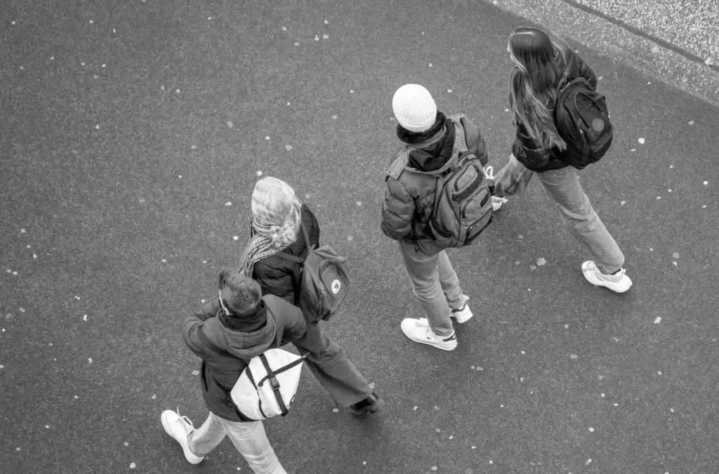 Groupe de jeunes marchant dans la Rue
