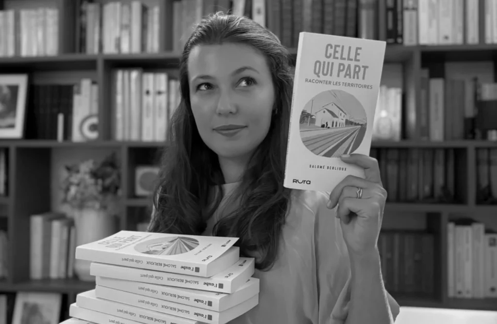 Salomé Berlioux tenant son livre Celle qui part