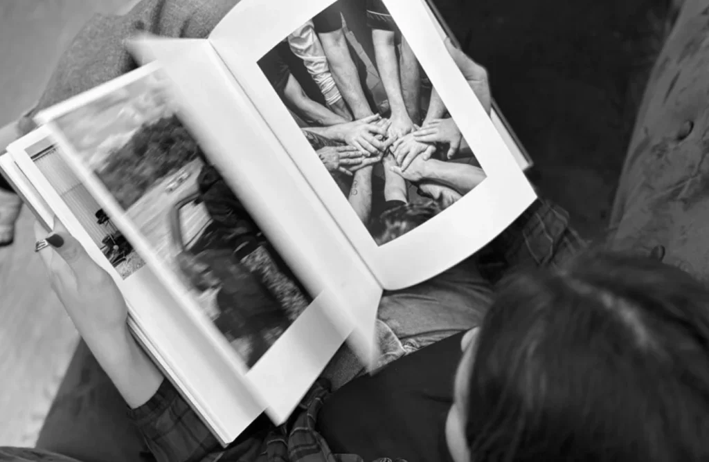 Personne feuilletant le livre photo "Le reste du monde n'existe pas" de Cédric Calandraud