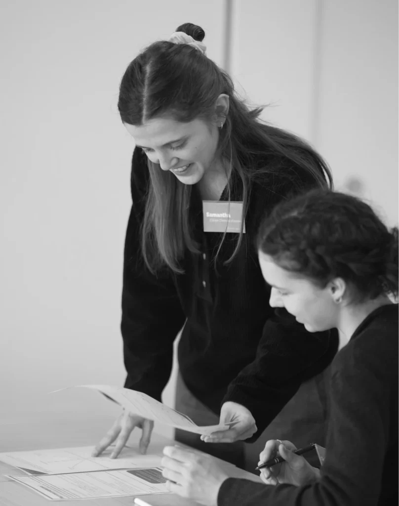 Binôme en train de travailler sur des feuilles sur une table