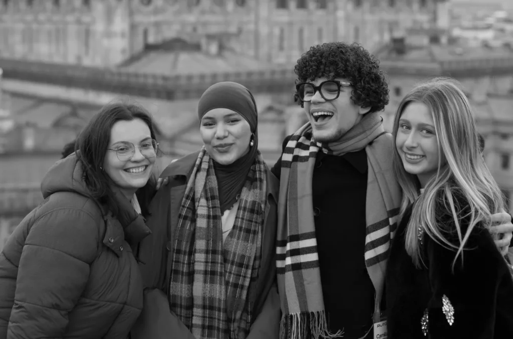 Groupe de jeunes souriant