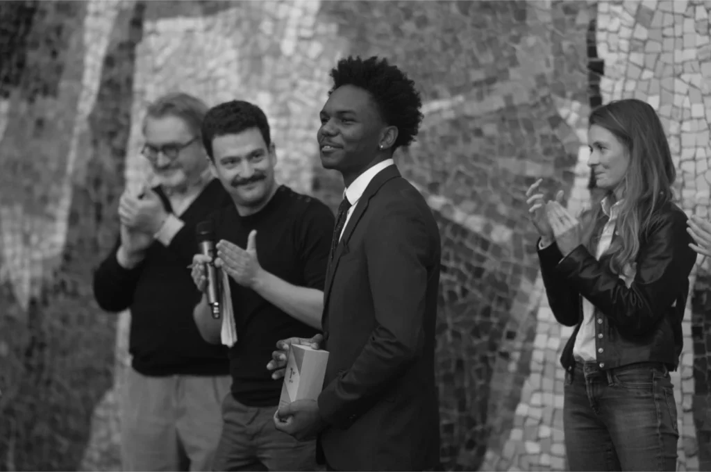 Jeune lors de remise de prix d'un concours