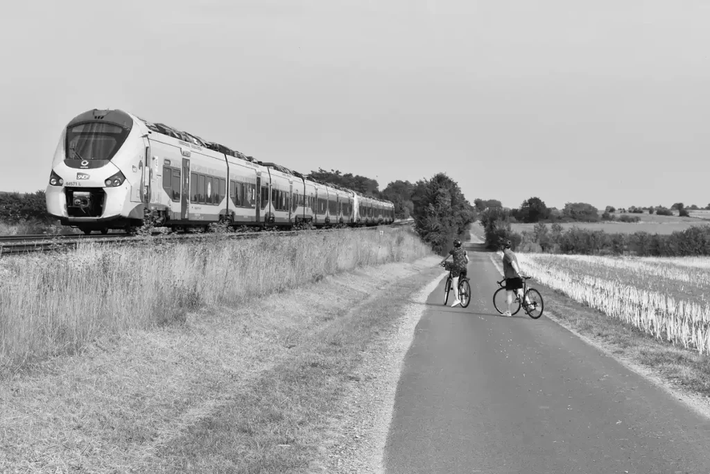 velos et train qui passe